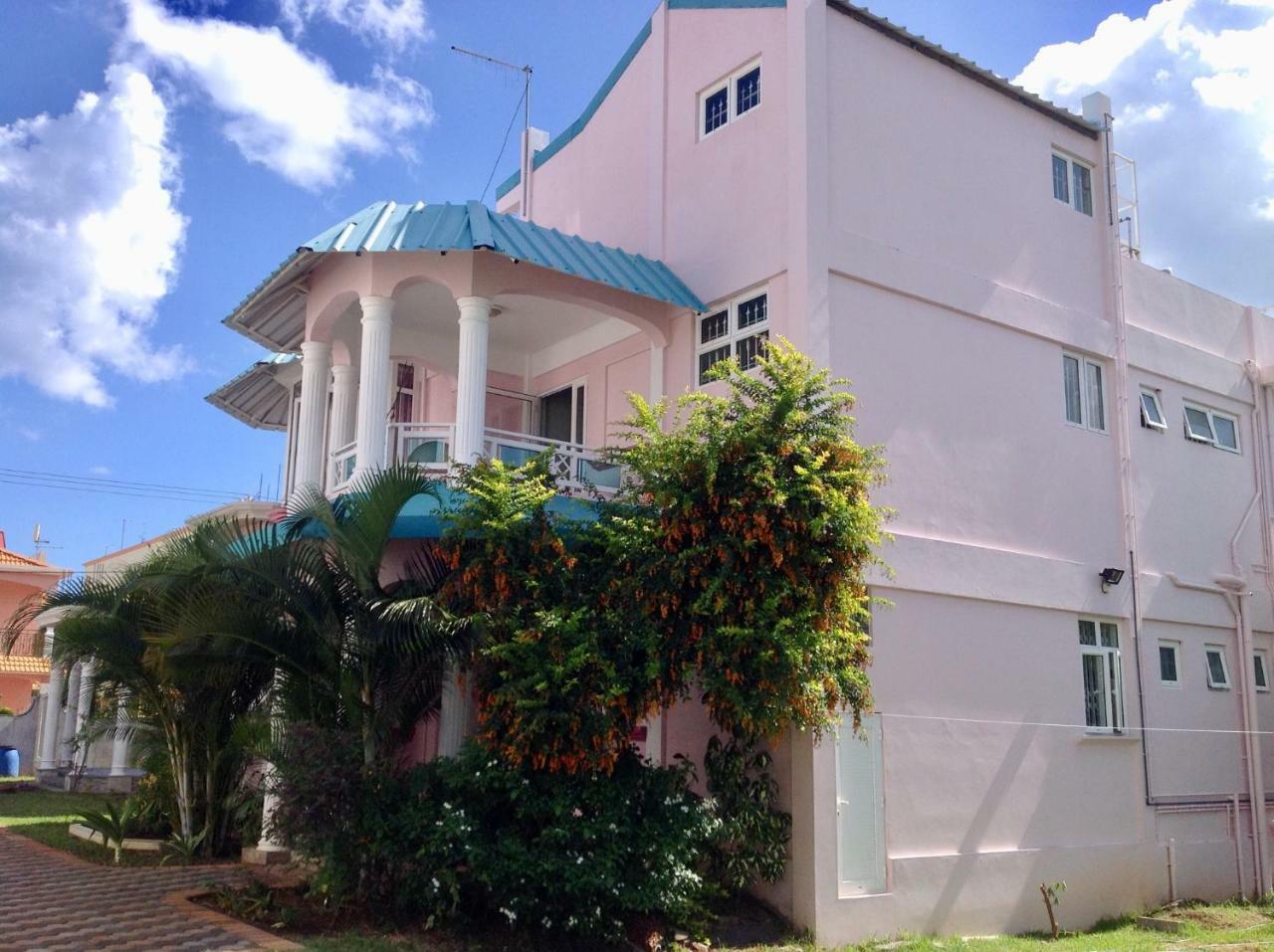 Fayruz Villa Is A 3 Bedroom, 3 Bathroom Detached House With Ac And Swimming Pool 5 Minutes Walk From Flic En Flac Public Beach Extérieur photo