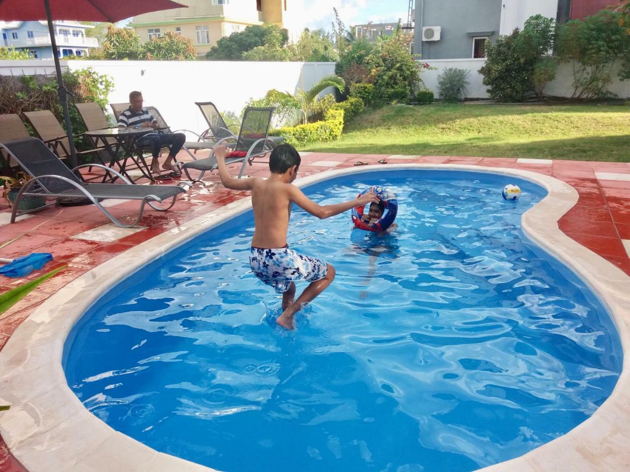 Fayruz Villa Is A 3 Bedroom, 3 Bathroom Detached House With Ac And Swimming Pool 5 Minutes Walk From Flic En Flac Public Beach Extérieur photo