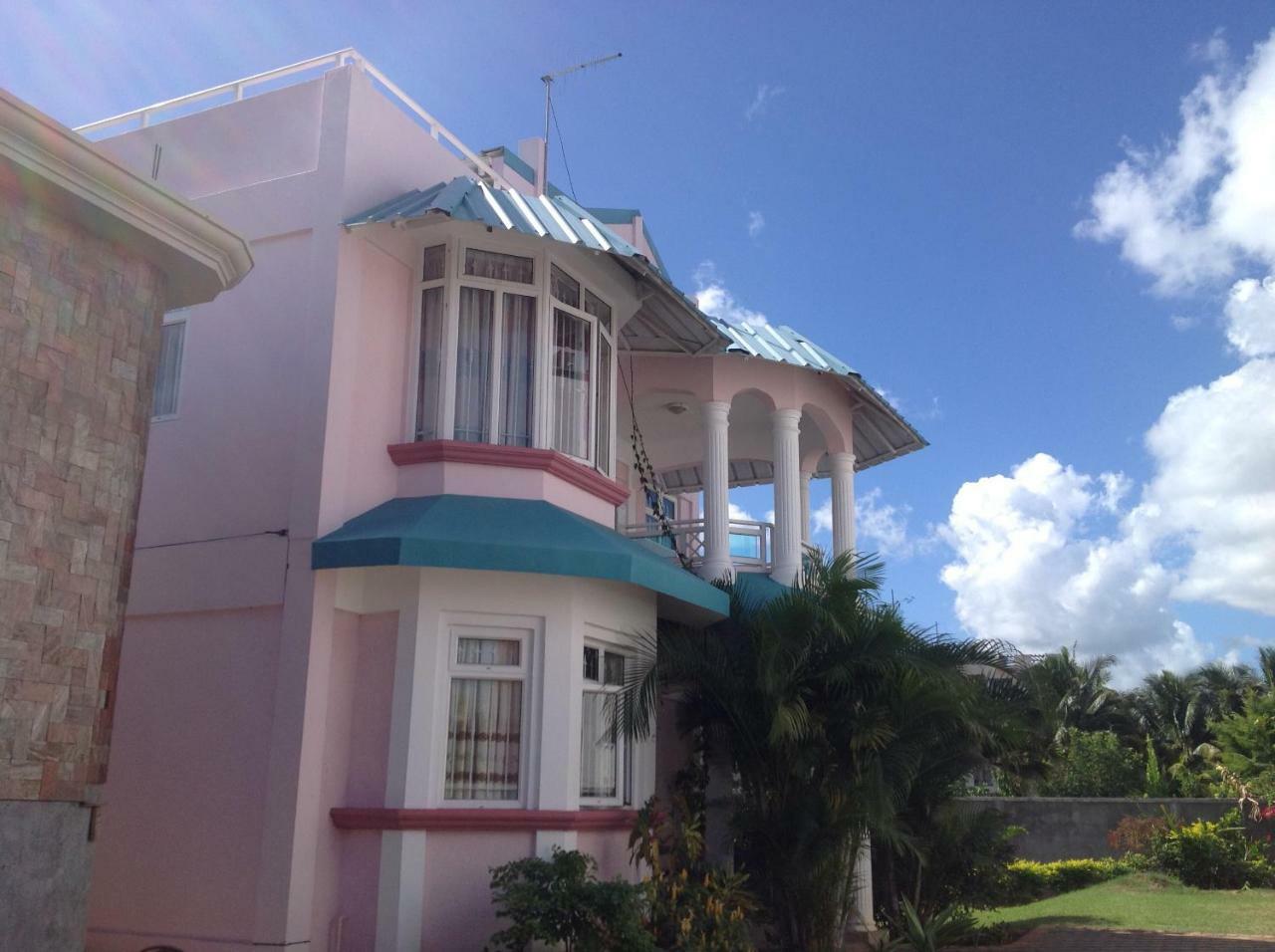 Fayruz Villa Is A 3 Bedroom, 3 Bathroom Detached House With Ac And Swimming Pool 5 Minutes Walk From Flic En Flac Public Beach Extérieur photo
